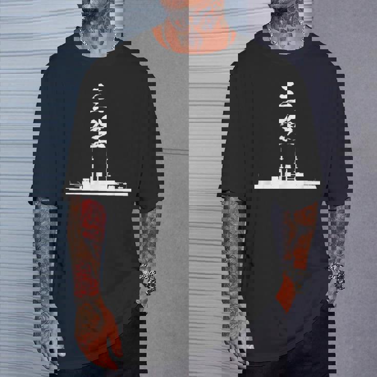 戦艦【三笠】軍艦 シルエット 日本 大日本帝国 海軍 帝国海軍 船 面白い ネタ 文字入り おもしろ ウケ狙い Tシャツ 彼への贈り物