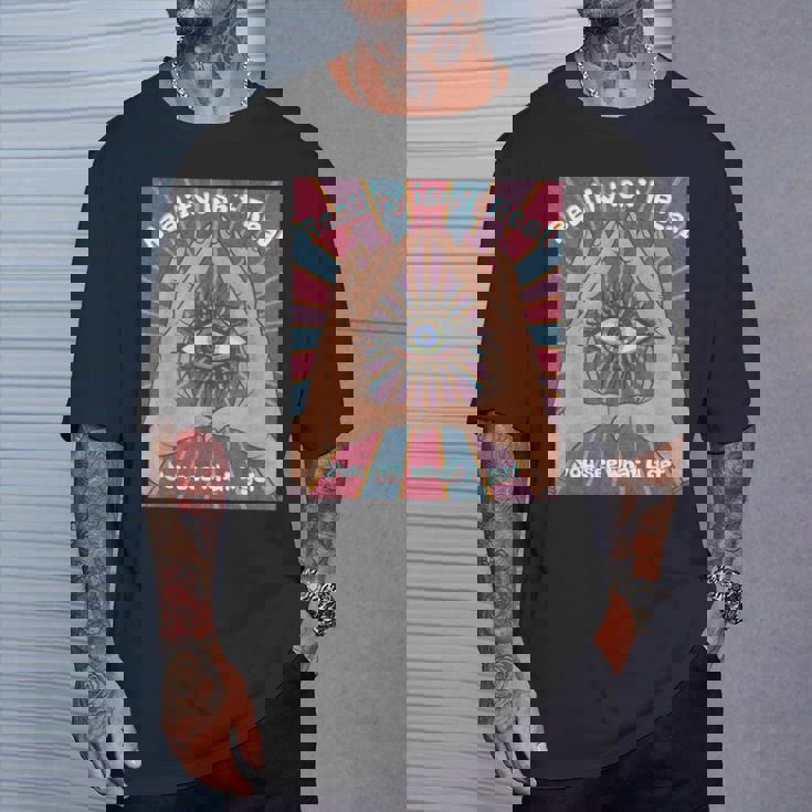 手、三角形、すべてが見える目を持つイルミナティデザイン。 Tシャツ 彼への贈り物