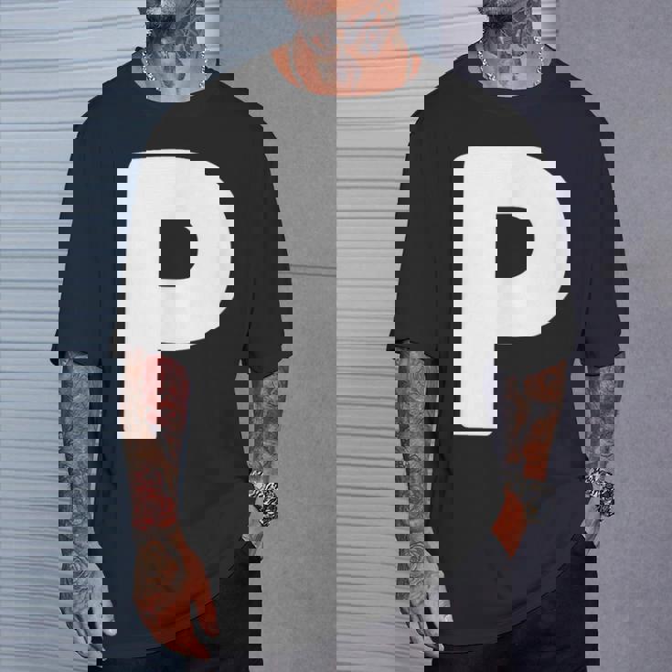 文字p 大文字 アルファベット モノグラム イニシャル Tシャツ 彼への贈り物