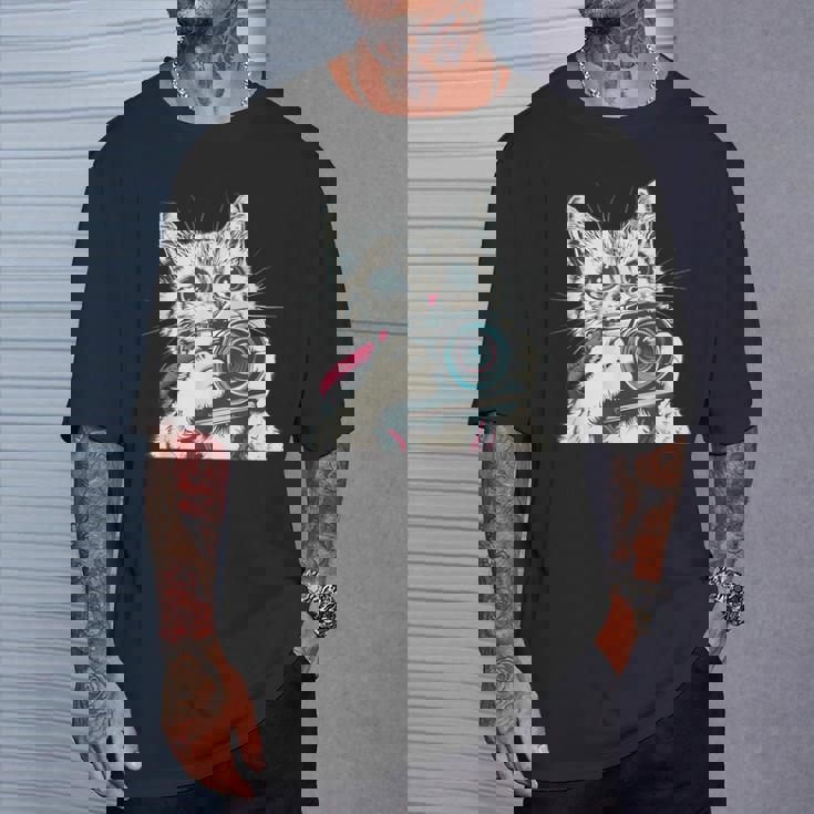 旅行や写真を撮るのに最適なカメラ猫。 Tシャツ 彼への贈り物