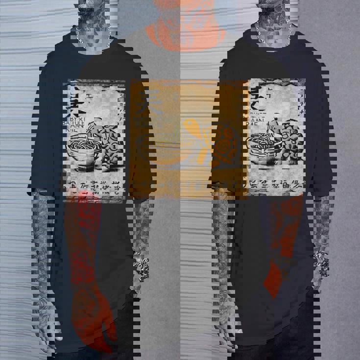 日本の古典的な洞窟石アートベビータートルラーメン Tシャツ 彼への贈り物