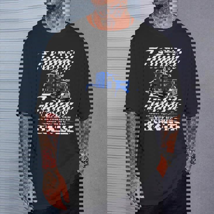 メンズ 普通のトラッカービッグリグトラックドライバーのようなタトゥーの入ったトラッカー Tシャツ 彼への贈り物