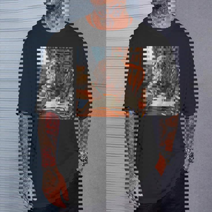 書斎でワイマラナー犬を書く詩 3 Tシャツ 彼への贈り物