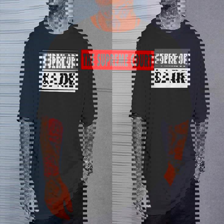 最高裁判所なんて冗談だよ最高に間違ってるシュープリームスのミーム Tシャツ 彼への贈り物