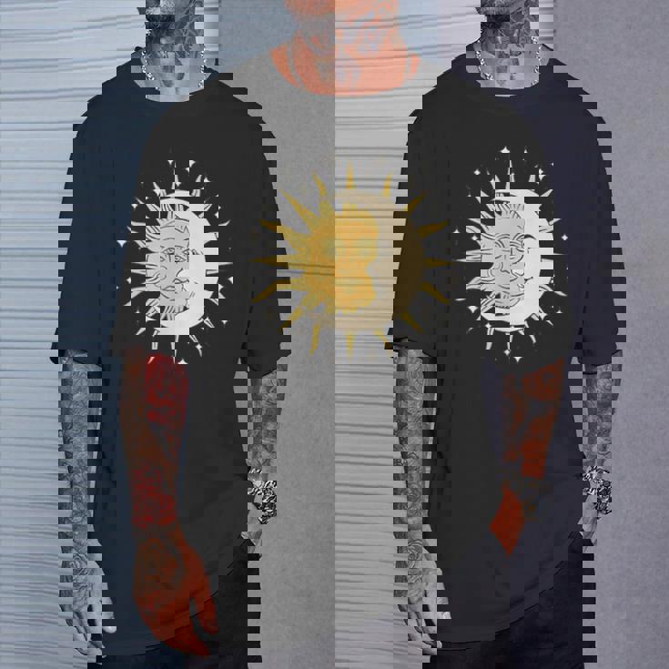 月 太陽 美的 神秘的 Tシャツ 彼への贈り物