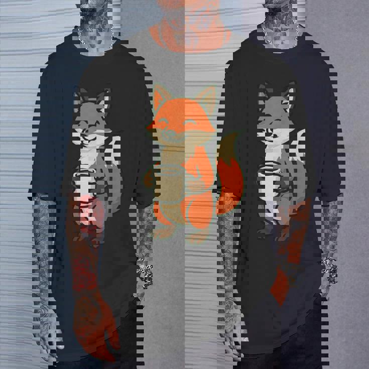 朝のコーヒーを楽しむ居心地の良いキツネ。 Tシャツ 彼への贈り物