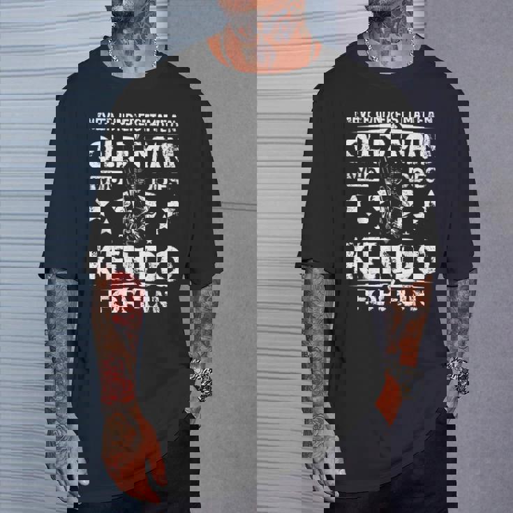 楽しみのために剣道をする老人を決して過小評価しないでください。 Tシャツ 彼への贈り物