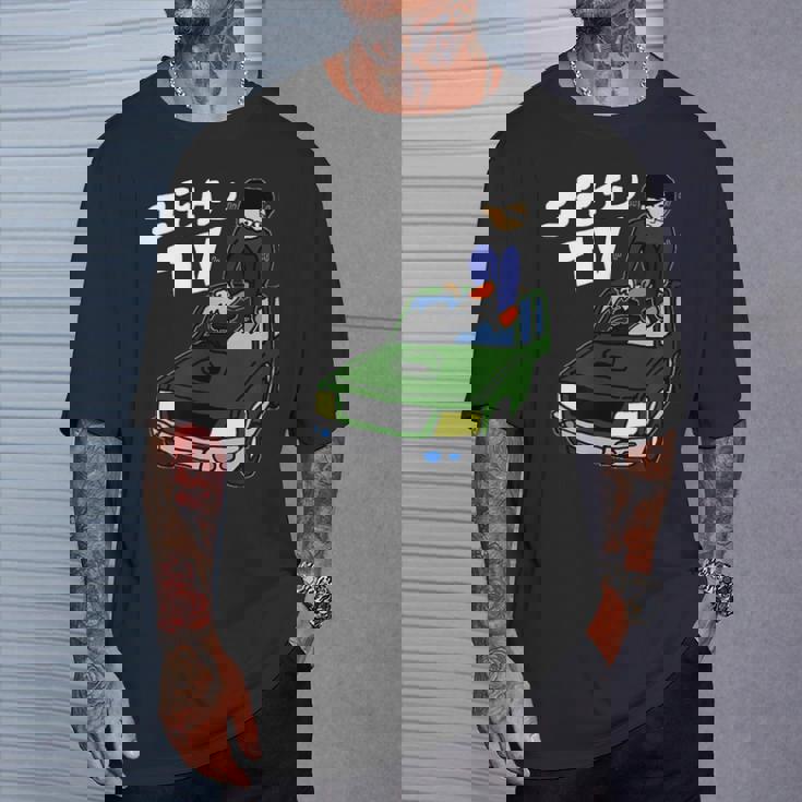 横転した車の屋根を板金するようす Tシャツ 彼への贈り物