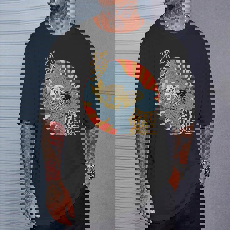 波を介して鯉に乗るパグ日本のヴィンテージ画 Tシャツ 彼への贈り物