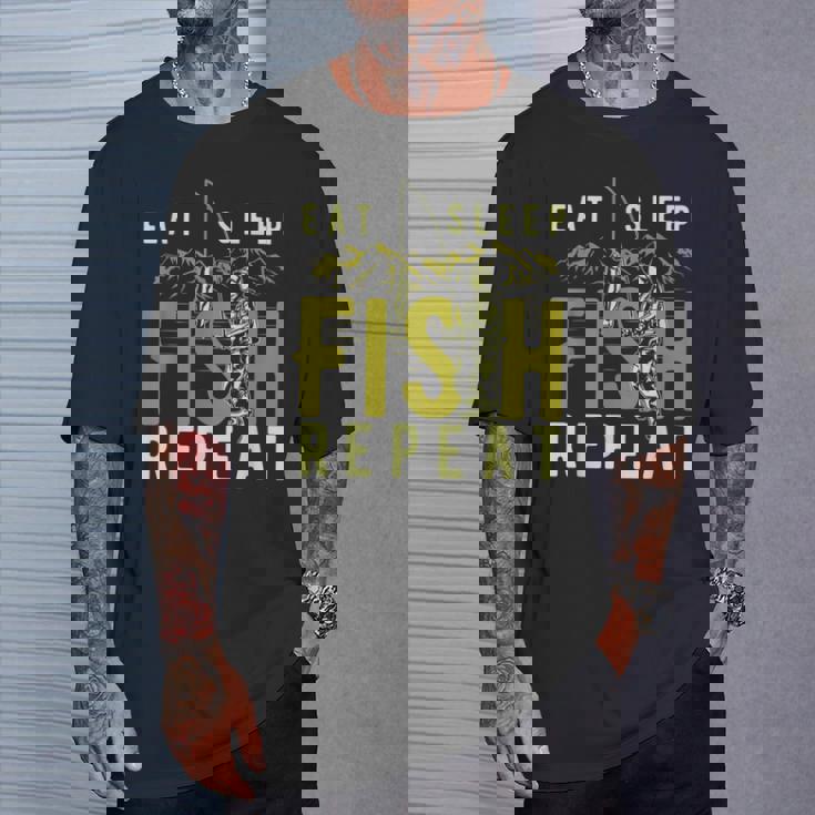 漁師のために睡眠魚を繰り返し面白い引用を食べる Tシャツ 彼への贈り物