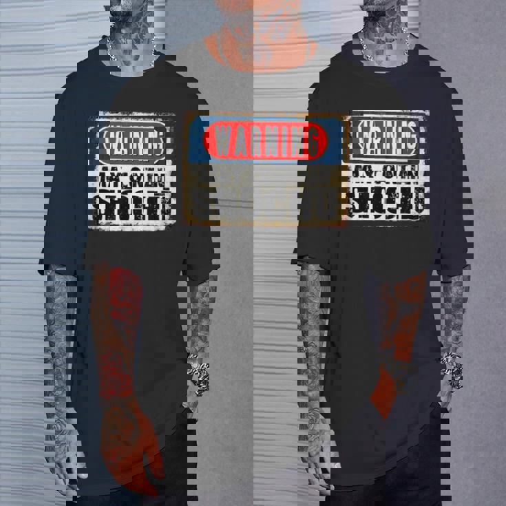 焼酎日本酒面白い警告サインが含まれている可能性があります Tシャツ 彼への贈り物