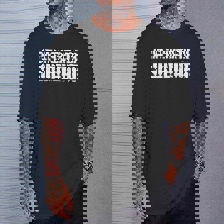 猫のひっかき傷から生き残った私は猫のひっかき傷から生き残りました Tシャツ 彼への贈り物