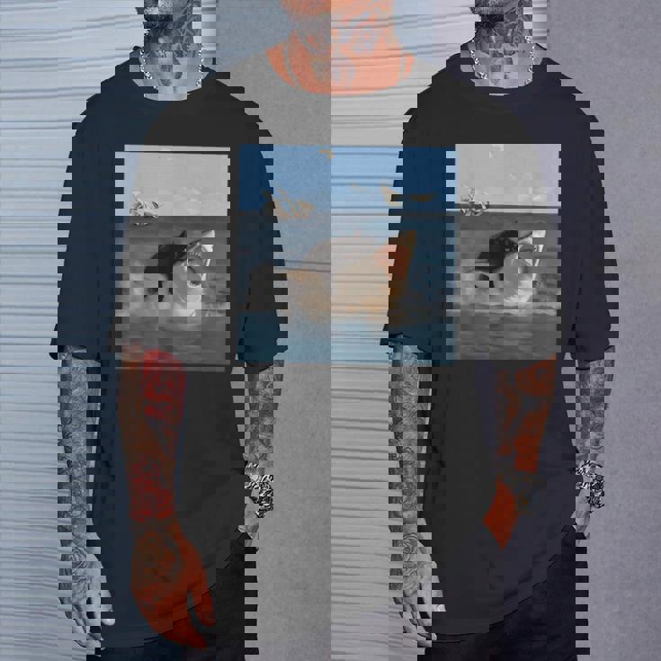 猫を噛むサメの面白いアートと猫好きの面白い猫とサメ。 Tシャツ 彼への贈り物