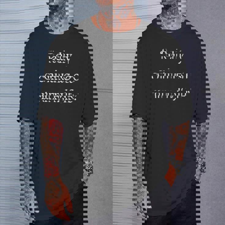 現実は私の人生を台無しにし続ける面白いことわざ皮肉 Tシャツ 彼への贈り物