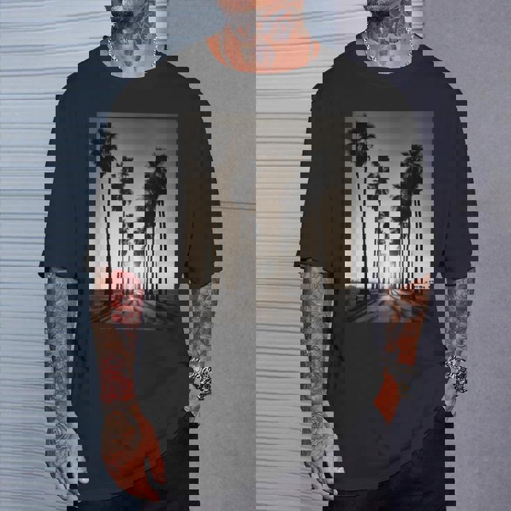 白黒写真 ヤシの木の夕日 ビンテージ写真 Tシャツ 彼への贈り物