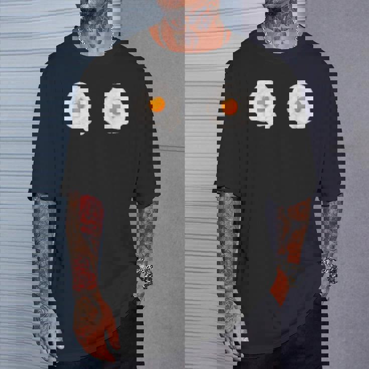 目玉焼きおっぱいビキニ卵おかしいハロウィンコスチューム Tシャツ 彼への贈り物