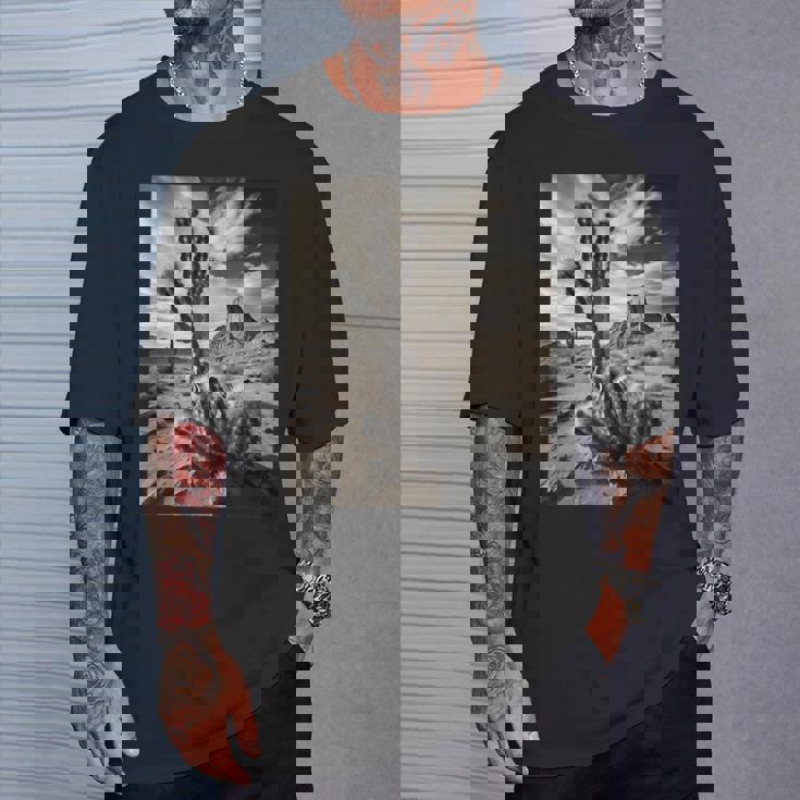 砂漠のサボテンのモノクロ写真 Tシャツ 彼への贈り物