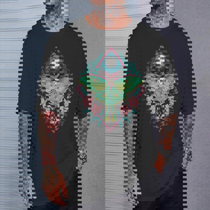 神秘的なルナモスムーンフローラルボーホーネイチャースピリットデザイン。 Tシャツ 彼への贈り物