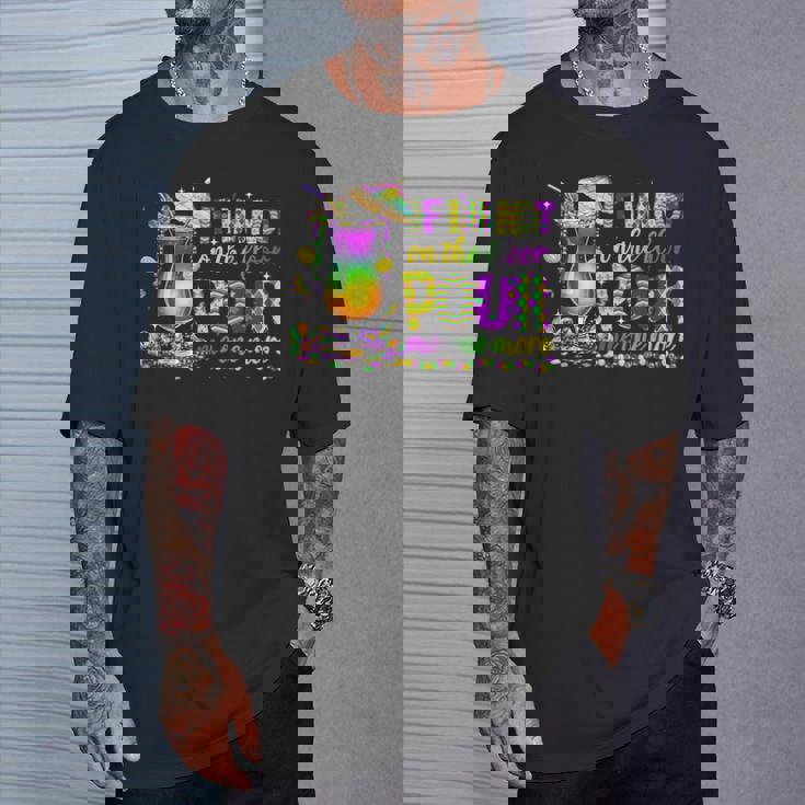 私が床にいないなら、マルディグラ（2025）をもう一杯注いでください Tシャツ 彼への贈り物