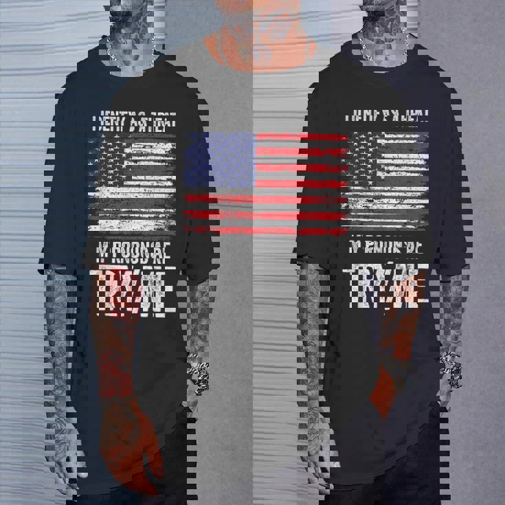 私が脅威だと判断した私の代名詞を試してみる私 Tシャツ 彼への贈り物