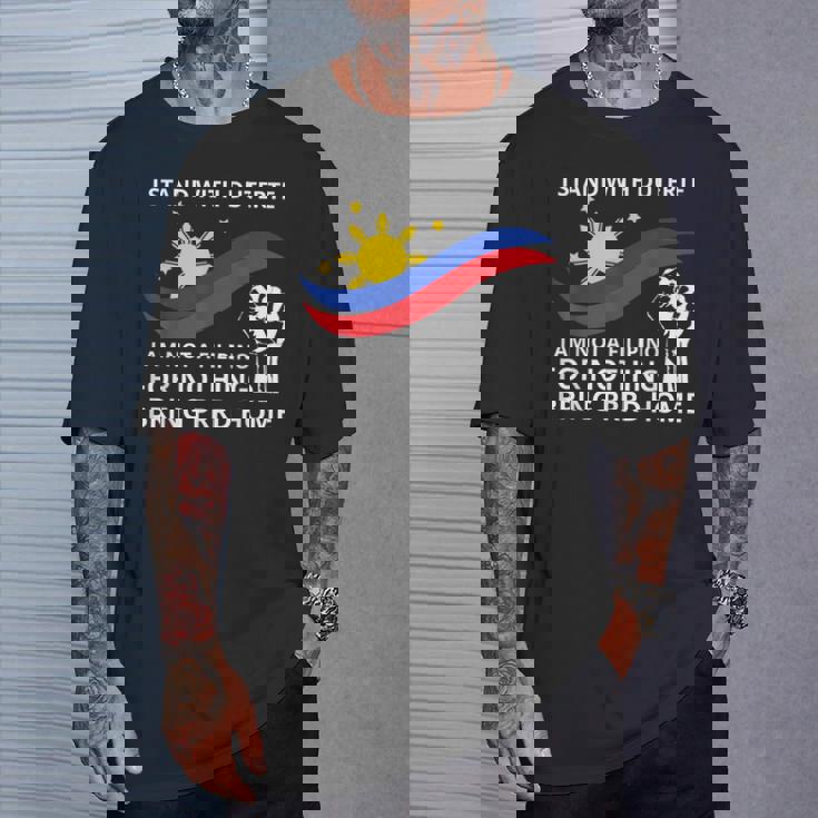 私はドゥテルテのtシャツを着て立っています。私は何の役にも立たないフィリピン人ではありません Tシャツ 彼への贈り物