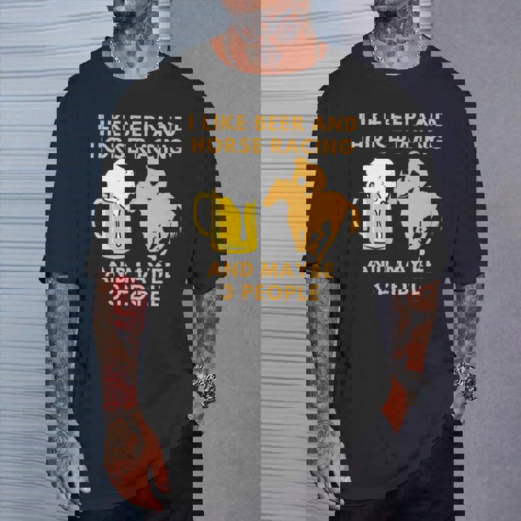 私はビールと競馬が好きで、多分3人の面白い贈り物が好きです Tシャツ 彼への贈り物