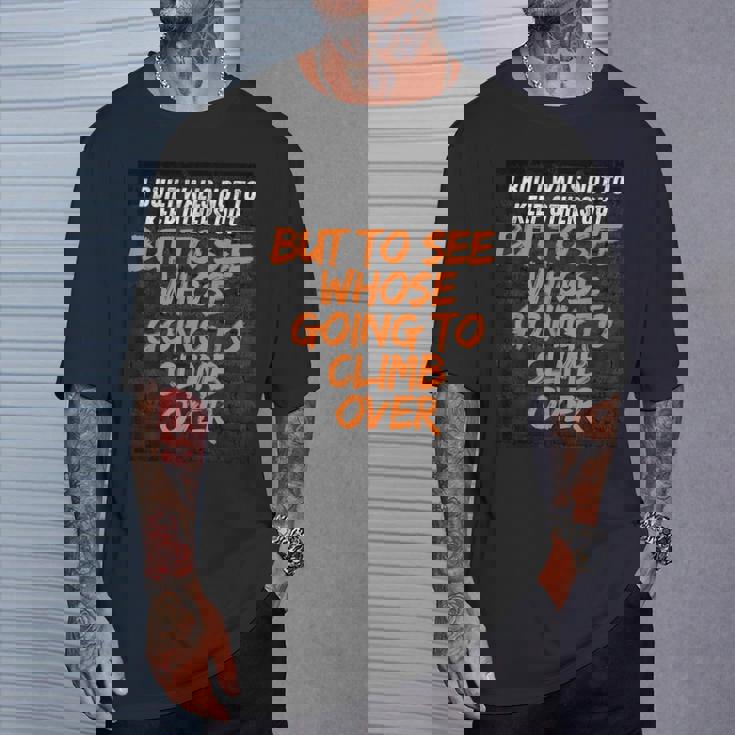 私は他の人を締め出すのではなく、見るために壁を作りました。 Tシャツ 彼への贈り物