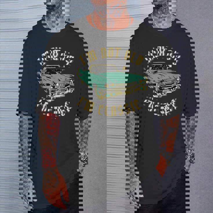 私は年をとっていない私はクラシックで面白い車のデザインです Tシャツ 彼への贈り物