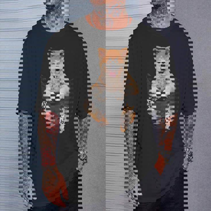 秋田愛好家のためのポケットの中の面白い秋田犬 Tシャツ 彼への贈り物