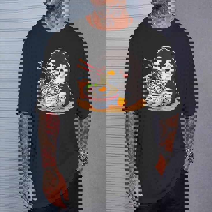 箸でラーメンを食べるかわいいペンギン Tシャツ 彼への贈り物