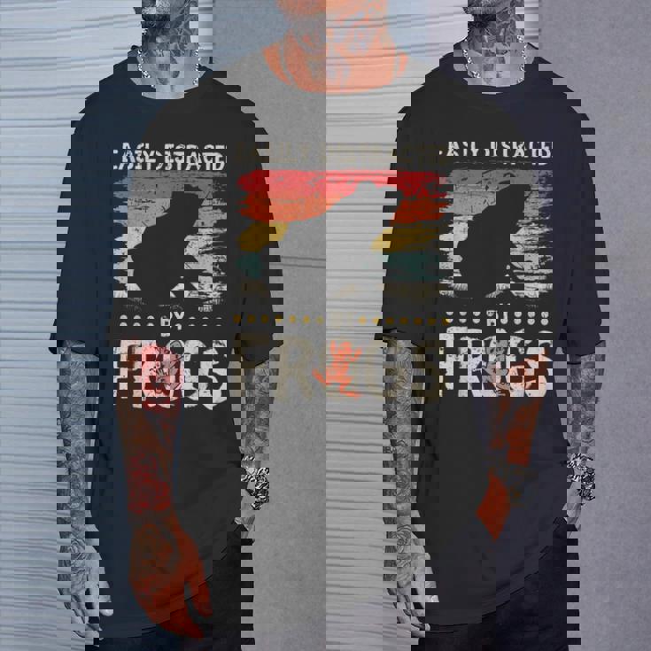 簡単に気を散らせるカエルのヴィンテージなカエル愛好家。 Tシャツ 彼への贈り物