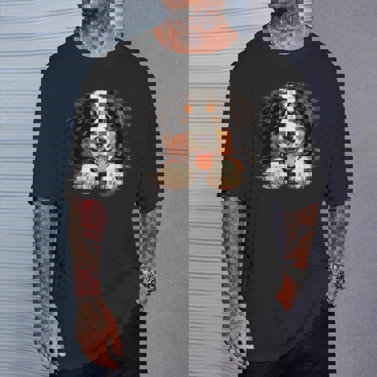 素敵で面白い覗き見犬 バーニーズマウンテンドッグ Tシャツ 彼への贈り物