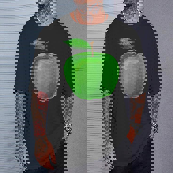 美しい青りんごを彩った果物や果物のりんご。 Tシャツ 彼への贈り物