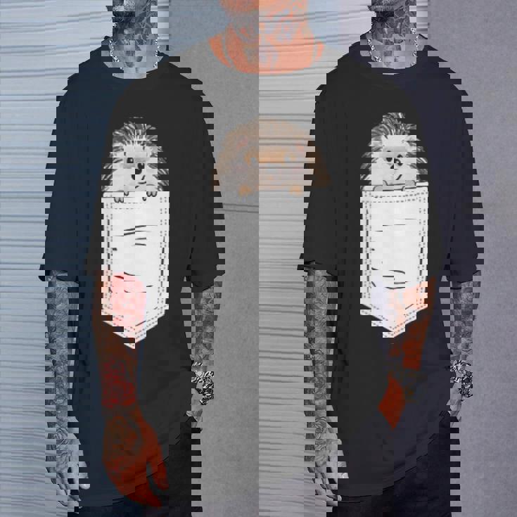 胸ポケットに入ったハリネズミ 衣類 ハリネズミ ギフト Tシャツ 彼への贈り物