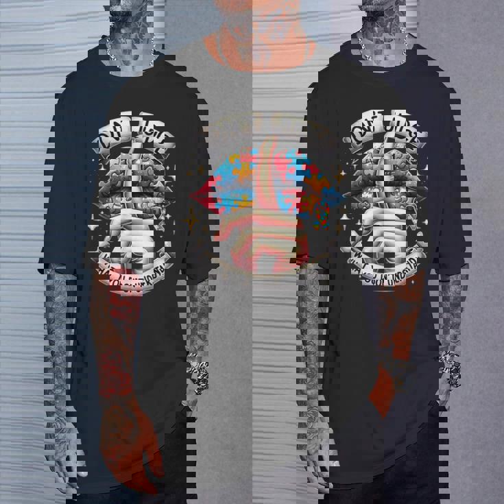 自閉症啓発唇を理解していないことを判断しないでください Tシャツ 彼への贈り物