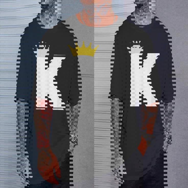 英文字 K 大文字 アルファベット モノグラム イニシャル キング クイーン クラウン Tシャツ 彼への贈り物