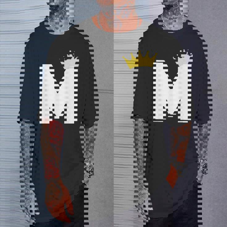 英文字 M 大文字 アルファベット モノグラム イニシャル キング クイーン クラウン Tシャツ 彼への贈り物