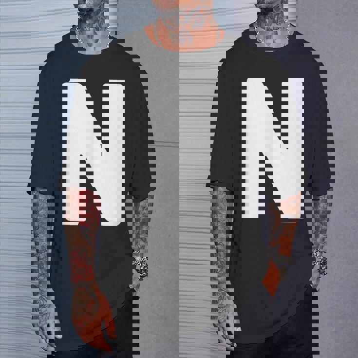 英文字 N 大文字 アルファベット モノグラム イニシャル Tシャツ 彼への贈り物