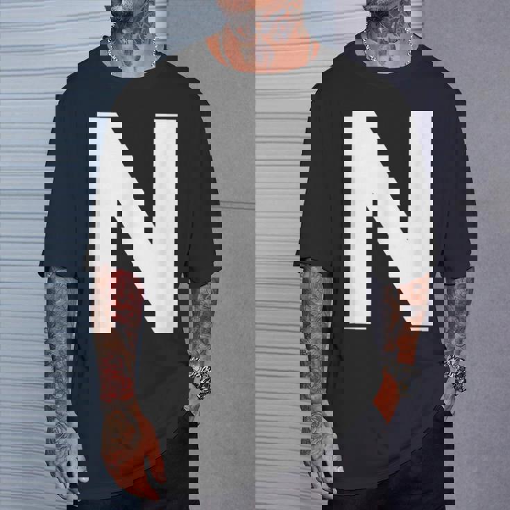 英文字 N 大文字 アルファベット モノグラム イニシャル Abc Tシャツ 彼への贈り物