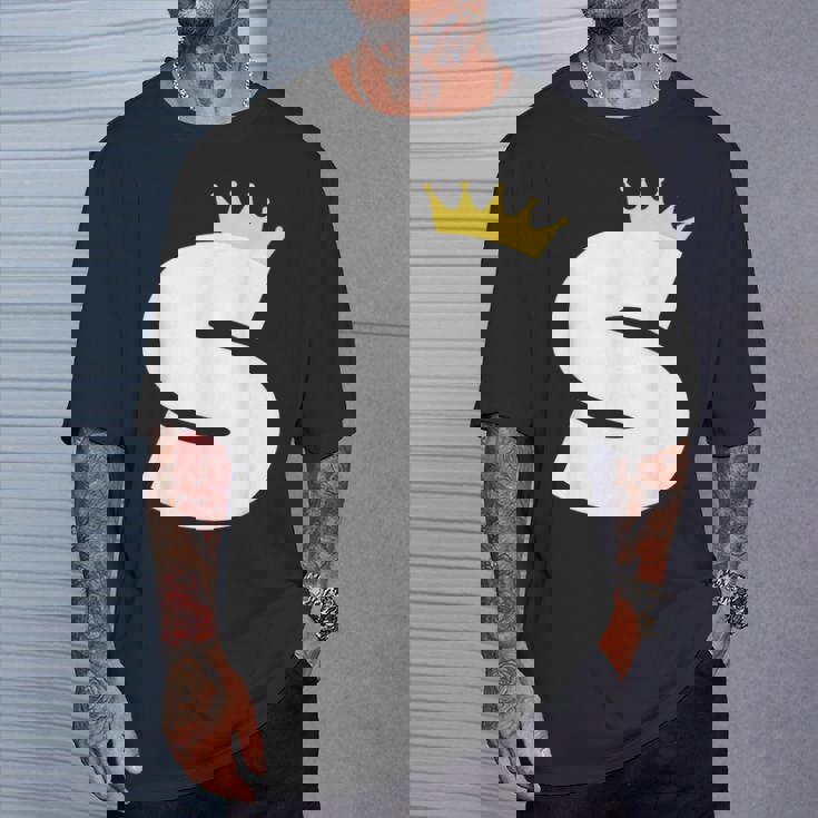 英文字 大文字 アルファベット モノグラム イニシャル キング クイーン クラウン Tシャツ 彼への贈り物