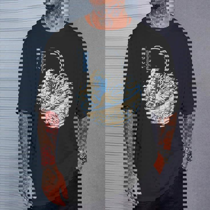 葛飾 北斎 神奈川沖浪裏 有名なヴィンテージアート ラーメン好き ラーメンオタク ラーメン 面白い ネタ ごはん 飯 麺 Tシャツ 彼への贈り物