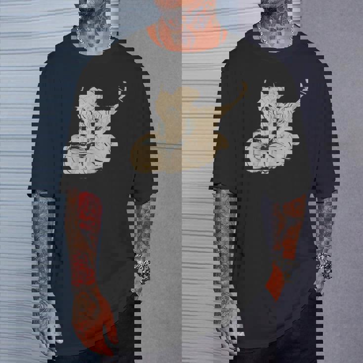 葛飾北斎作 三味線と座る女 Tシャツ 彼への贈り物