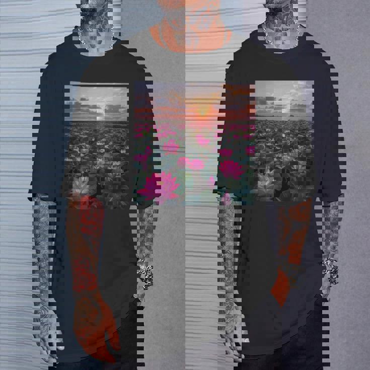 蓮の花畑 美しい夕日のグラフィック Tシャツ 彼への贈り物