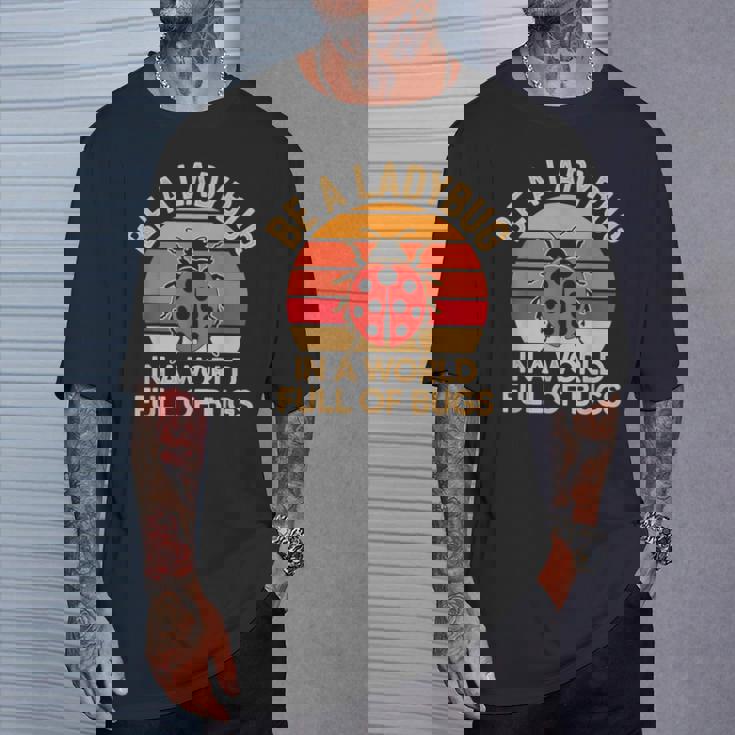 虫だらけの世界でてんとう虫になろう レトロなてんとう虫 Tシャツ 彼への贈り物