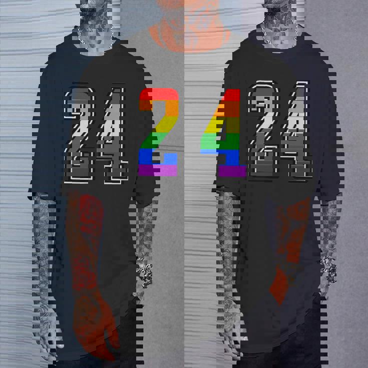 虹 24チーム短期大学スポーツレインボーカラー番号制ユニフォーム Tシャツ 彼への贈り物