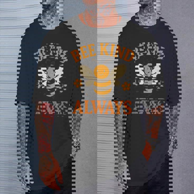 蜂はいつも優しく。先生の優しさ Tシャツ 彼への贈り物