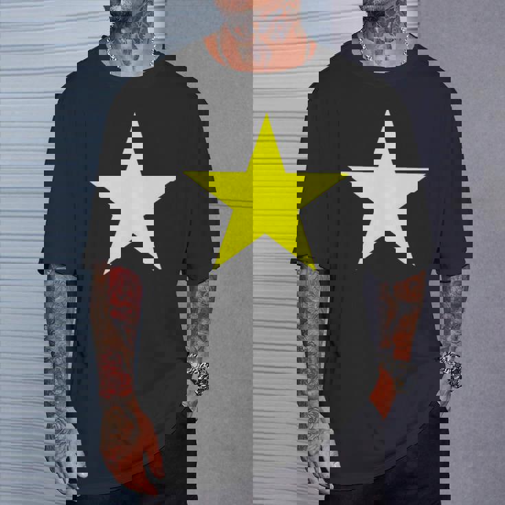 複数の色にイエロースター。 Tシャツ 彼への贈り物