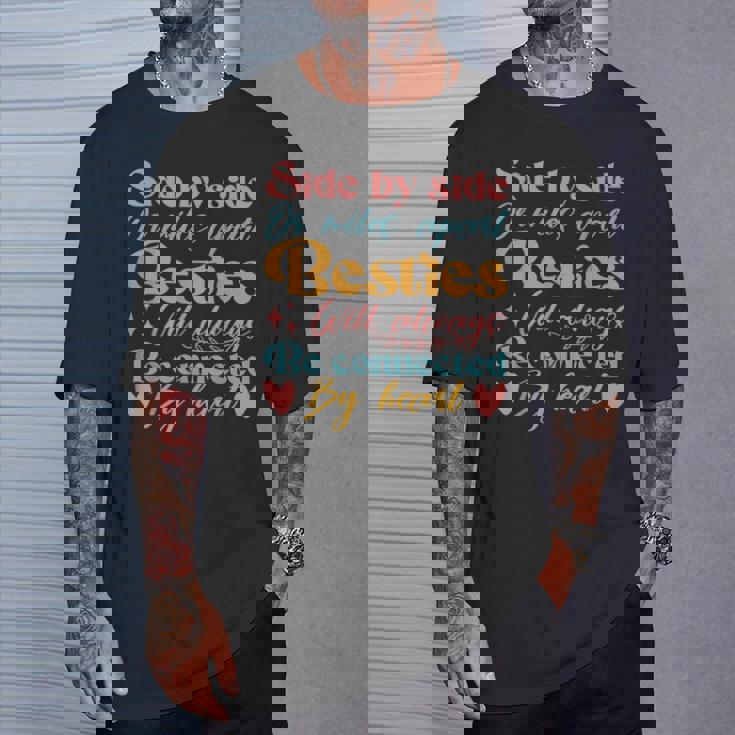 親友はいつも心でつながっています Tシャツ 彼への贈り物