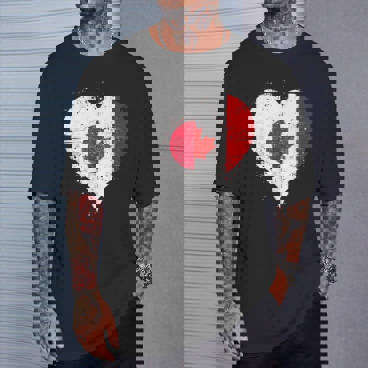 誇り高き日系カナダ人を想うビンテージスタイルのクールなカナダ国旗と日本国旗 Tシャツ 彼への贈り物