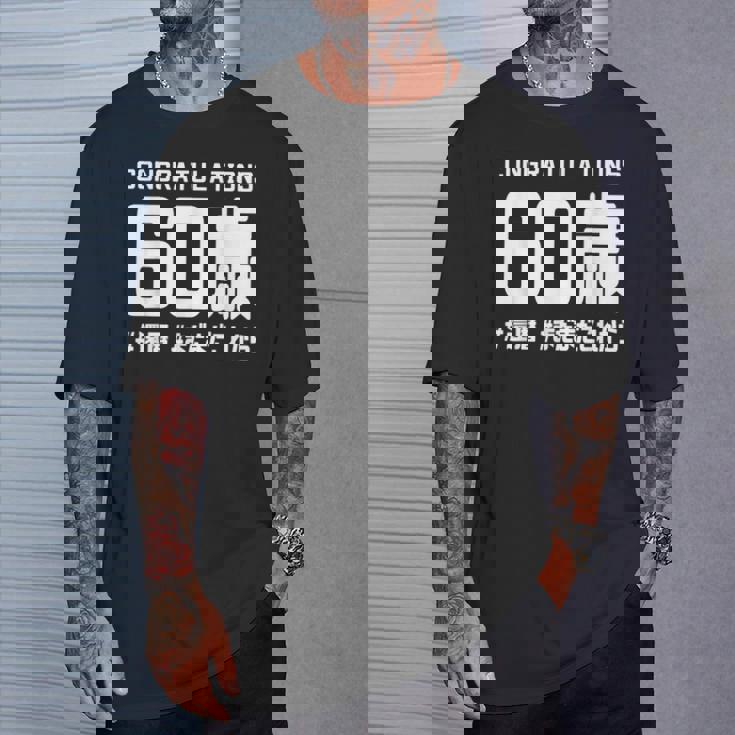 誕生日 誕生日おめでとう 60歳 ネタ ジョーク ギャグ お笑い ツッコミ 60祝い 長寿祝い おもしろ Tシャツ 彼への贈り物